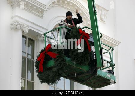 Washington, Usa. November 2020. Ein Arbeiter installiert AM 25. November 2020 WEIHNACHTSKRÄNZE im Weißen Haus in Washington. Foto von Yuri Gripas/UPI Kredit: UPI/Alamy Live News Stockfoto