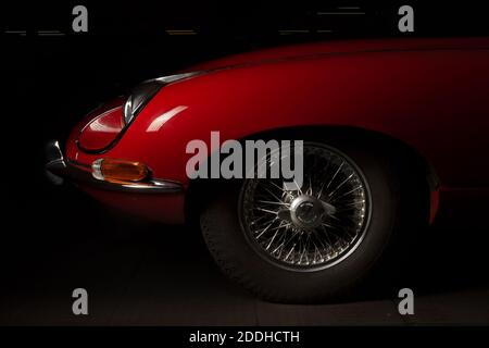 Red 1966 Series 1 E-Type Jaguar 4.2. Außenansicht, aus den Schatten, Studio 434 Auto-Sammlung Stockfoto