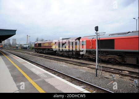 66087 (in EWS-Lackierung) und 66101 im Didcot-Hof. Stockfoto