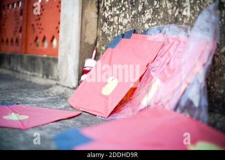Serie von bunten rot gelben Papier und Holz-Kits platziert In der Nähe fikri charki Spulen mit dor einfachen Faden und gefüllt Manjha Glas abgedeckt Gewinde für die Stockfoto