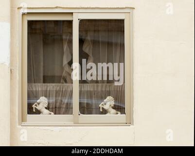 Maltesische Fenster. Fragment Foto des alten Hauses mit Keramik Pferde im Windwo. Traditionelle Fensterdekoration in Malta Stockfoto