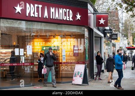 London, Großbritannien, 25. November 2020: Die Geschäfte in London sind geschlossen, aber Lebensmittelgeschäfte und Cafés bieten Spaziergängern und sozial distanzierte Treffen im Freien. Der Londoner Bürgermeister Sadiq Khan hat gesagt, dass er will, dass London in Tier 2 der Beschränkungen nach der Sperre ist. Anna Watson/Alamy Live News Stockfoto