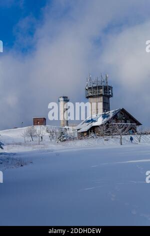 Erste kleine Winterwanderung entlang des Rennsteiges durch das Thüringer Wald - Schneekopf/Deutschland Stockfoto