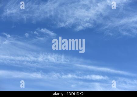 Verstreute Wolkenhaufen in einem blauen Himmel Hintergrund. Hochauflösendes Foto. Volle Schärfentiefe. Stockfoto