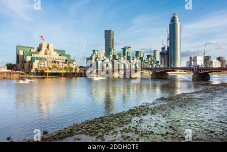 Blick über die Themse in Richtung der Gebäude am Flussufer Vauxhall und St George Wharf Stockfoto