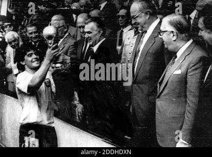 Diego Maradona feiert die WM in Mexiko 1986, mit der Trophäe in der Hand Stockfoto