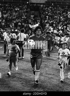 Diego Maradona spielt für Boca Juniors im La Bombonera Stadion, 1982 Stockfoto