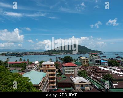 Luftaufnahme von Myeik, Tanintharyi Region von Myanmar, mit der Meerenge zwischen der Stadt und der Insel Pahtaw Pahtet im Hintergrund. Stockfoto
