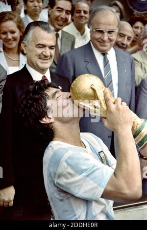 Diego Maradona feiert die Weltmeisterschaft in Mexiko 1986 und küsst die Trophäe Stockfoto