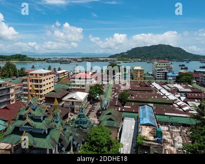 Luftaufnahme von Myeik, Tanintharyi Region von Myanmar, mit der Meerenge zwischen der Stadt und der Insel Pahtaw Pahtet im Hintergrund. Stockfoto