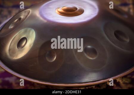 Nahaufnahme der Aufhängetrommel. Hang, handpad, Trommel Musikinstrument. Stockfoto