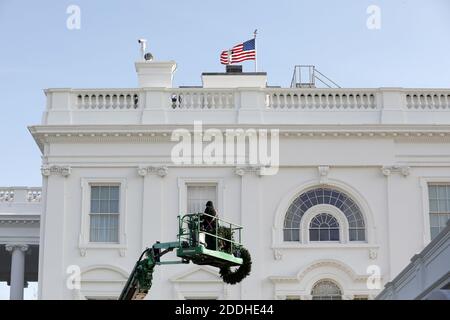 Washington, Usa. November 2020. Ein Arbeiter installiert am 25. November 2020 Weihnachtskränze im Weißen Haus in Washington. Foto von Yuri Gripas/UPI Kredit: UPI/Alamy Live News Stockfoto
