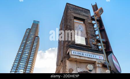 Kontrast zwischen einem Überbleibsel eines alten Gebäudes und einer neuen Hochhausentwicklung in Spitalfields, London Stockfoto