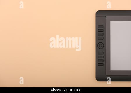 Graphic Monitor Peachy Farbtabelle. Schwarzer Tablet-Computer mit leerem Bildschirm. Hochauflösendes Foto. Volle Schärfentiefe. Konzept der Arbeitsumgebung Stockfoto