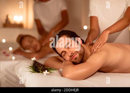 Entspanntes Paar Mit Massage Und Kräuteraromatherapie Im Spa Stockfoto