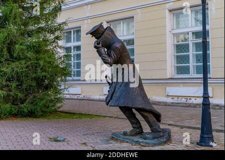 TAGANROG, RUSSLAND - CA. AUGUST 2020: Das Denkmal für den Mann in einem Fall nach der gleichnamigen Geschichte von Anton Tschechow. Stockfoto