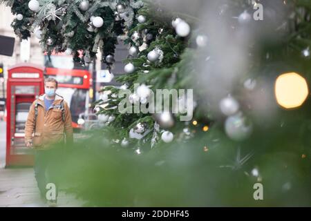 London, Großbritannien, 25. November 2020: Die Geschäfte in London sind geschlossen und Harvey Nichols hat Neonfenster, die BAH HUMBUG und BRING ON 2021 sagen. Der Londoner Bürgermeister Sadiq Khan hat gesagt, dass er will, dass London in Tier 2 der Beschränkungen nach der Sperre ist. Anna Watson/Alamy Live News Stockfoto