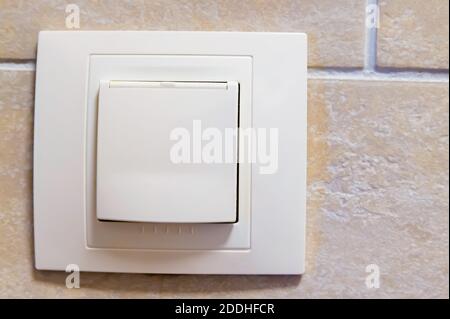 Steckdose an der Wand mit Sicherheitssteckern abgedeckt. Sicherheitskonzept für Babys und Kinder) Stockfoto