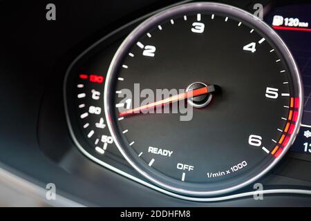 Drehzahlmesser von Auto selektive Fokus Nahaufnahme mit Copyspace.Tachometer oder Drehzahlmesser, Drehzahlmesser mit rot glühenden Nadel auf Auto Armaturenbrett mit Stockfoto