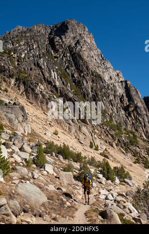 WA18987-00...WASHINGTON - Wanderer nähert sich dem Cathedral Pass auf dem Boundary Trail in der Pasayten Wilderness. Stockfoto