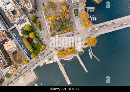 Top down Luftaufnahme der Zürcher Uferpromenade wo Die Limmat trifft auf den Zürichsee in der Schweiz Stockfoto