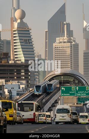 Dubai, VAE - September 14 2020: Metro, Auto und Busse fahren entlang der Sheikh Zayed Road, gesäumt von modernen Wolkenkratzern, im Herzen von Dubais Innenstadt an Stockfoto