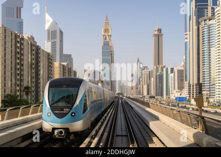 Dubai, VAE - September 14 2020: Eine erhöhte U-Bahn fährt entlang der Sheikh Zayed Road gesäumt von modernen Wolkenkratzern im Herzen der Innenstadt von Dubai und f Stockfoto