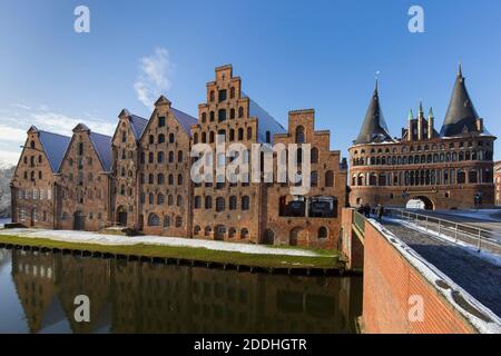 Salzspeicher und Holstentor im Winter entlang der Oberen Trave in der Hansestadt Lübeck, Schleswig-Holstein, Deutschland Stockfoto