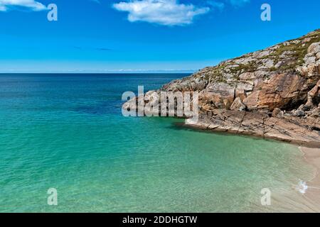 ACHMELVICH BAY LOCHINVER SUTHERLAND SCHOTTLAND MAKELLOSES KLARES BLAU UND TÜRKIS MEER Stockfoto