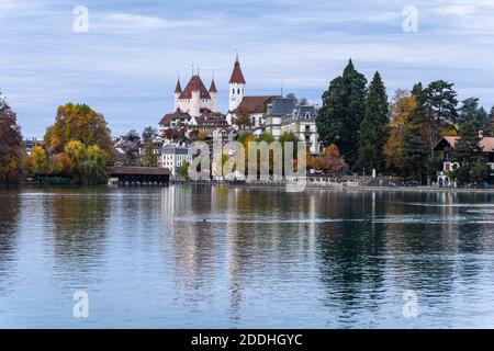 Die mittelalterliche Altstadt von Thun spiegelt sich im Wasser der Aar im Kanton Bern, Schweiz Stockfoto