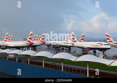 Glasgow, Schottland, Großbritannien. 25. November 2020. Die Flugzeuge von British Airways, die während der aktuellen Pandemiesperrbestimmungen im Vereinigten Königreich am internationalen Flughafen Glasgow abgestellt wurden, wurden um einen speziellen BEA-airbus (British European Airways) ergänzt. Kredit. Douglas Carr/Alamy Live News Stockfoto