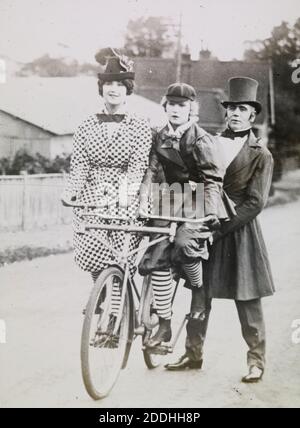 Laternenrutsche von Mutter und Tochter auf dem Fahrrad, Tandem Fotograf unbekannt, Transport, Fahrrad, Foto, Glasplatte Stockfoto