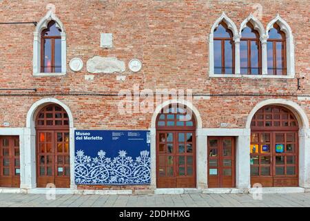 Burano, Italien - 10. Januar 2017: Eintritt zum Merletto Museum auf der Insel Burano in Venedig, Italien. Stockfoto