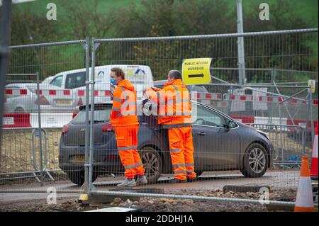 Chalfont St Giles, Großbritannien. November 2020. Nach anhaltenden Verzögerungen bei der Entschädigungszahlung von HS2 Ltd an die Familie Swerling auf der Upper Bottom House Farm in Chalfont St Giles, haben Simon Swerling und sein Sohn Mikey heute Morgen Maßnahmen ergriffen und die Zufahrt zur Baustelle des Lüftungsschachtes HS2 Chalfont St Giles gesperrt. Der Weg zur Kompensationszahlung durch HS2 kann ein langer und frustrierender Prozess sein, der zu Problemen beim Cashflow für Landwirte und Unternehmen führen kann. Landwirte und Anwohner mussten monatelange Störungen erleben. Quelle: Maureen McLean/Alamy Live News Stockfoto