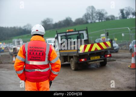 Chalfont St Giles, Großbritannien. November 2020. Nach anhaltenden Verzögerungen bei der Entschädigungszahlung von HS2 Ltd an die Familie Swerling auf der Upper Bottom House Farm in Chalfont St Giles, haben Simon Swerling und sein Sohn Mikey heute Morgen Maßnahmen ergriffen und die Zufahrt zur Baustelle des Lüftungsschachtes HS2 Chalfont St Giles gesperrt. Der Weg zur Kompensationszahlung durch HS2 kann ein langer und frustrierender Prozess sein, der zu Problemen beim Cashflow für Landwirte und Unternehmen führen kann. Landwirte und Anwohner mussten monatelange Störungen erleben. Quelle: Maureen McLean/Alamy Live News Stockfoto