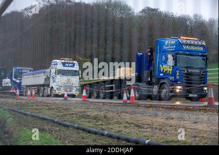 Chalfont St Giles, Großbritannien. November 2020. Nach anhaltenden Verzögerungen bei der Entschädigungszahlung von HS2 Ltd an die Familie Swerling auf der Upper Bottom House Farm in Chalfont St Giles, haben Simon Swerling und sein Sohn Mikey heute Morgen Maßnahmen ergriffen und die Zufahrt zur Baustelle des Lüftungsschachtes HS2 Chalfont St Giles gesperrt. Der Weg zur Kompensationszahlung durch HS2 kann ein langer und frustrierender Prozess sein, der zu Problemen beim Cashflow für Landwirte und Unternehmen führen kann. Landwirte und Anwohner mussten monatelange Störungen erleben. Quelle: Maureen McLean/Alamy Live News Stockfoto