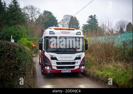 Chalfont St Giles, Großbritannien. November 2020. LKW-Lieferungen für HS2 ziehen sich entlang der Landstraße des Upper Bottom House Farm in Chalfont St Giles. Bauern und Anwohner mussten monatelange Störungen, Lärm, Staub und Staus erleben. Eine neue Hochstraße wird von HS2 direkt vor einigen der Häuser gebaut, was die Aussicht für die Bewohner ruiniert hat, die auf dem Land für Frieden und Ruhe umgezogen sind. Quelle: Maureen McLean/Alamy Live News Stockfoto