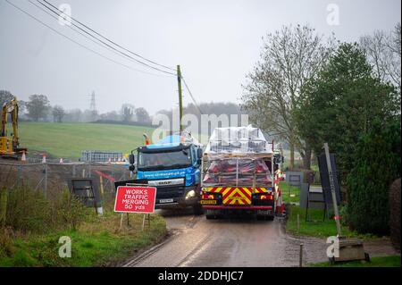 Chalfont St Giles, Großbritannien. November 2020. LKW-Lieferungen für HS2 ziehen sich entlang der Landstraße des Upper Bottom House Farm in Chalfont St Giles. Bauern und Anwohner mussten monatelange Störungen, Lärm, Staub und Staus erleben. Eine neue Hochstraße wird von HS2 direkt vor einigen der Häuser gebaut, was die Aussicht für die Bewohner ruiniert hat, die auf dem Land für Frieden und Ruhe umgezogen sind. Quelle: Maureen McLean/Alamy Live News Stockfoto