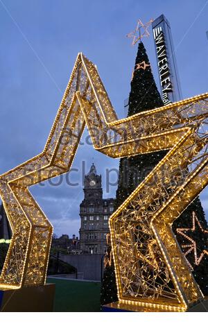 Edinburgh, Schottland, Großbritannien. November 2020. Weihnachtslichter und Weihnachtsbaum beginnen im Waverley Mall Garten zu erscheinen. Blick auf ein leer aussehendes Balmoral Hotel. Kredit: Craig Brown/Alamy Live Nachrichten Stockfoto