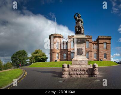 Inverness Castle auf einem grünen Hügel Stockfoto