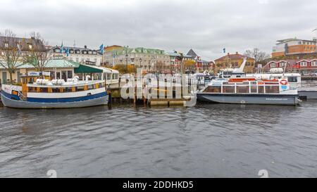 Stromstad, Schweden - 1. November 2016: Festungsboote am Dock in Stromstad, Schweden. Stockfoto