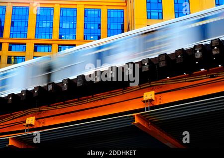 Die U-Bahnlinie L in Chicago verschwommen mit Wohnungen im Hintergrund Stockfoto