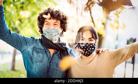 Glückliches Paar von Liebenden genießen Herbst Reisezeit im Freien tragen Schutzmaske - Neue normale Liebe Konzept mit Freund und Freundin hat Spaß Stockfoto