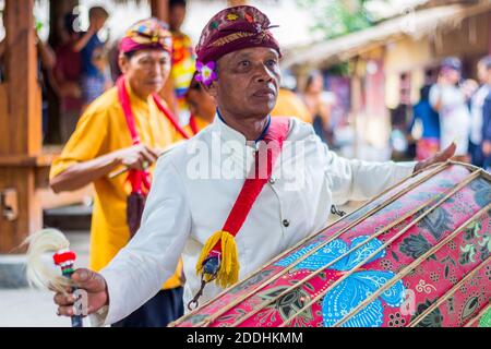 Traditionelle Trommeln im Sasak Sade Village in Rembitan, Lombok, Indonesien Stockfoto