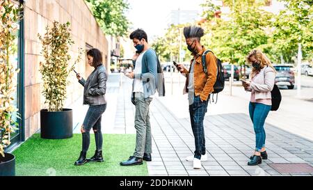 Junge Menschen warten in der Schlange üben soziale Distanzierung in der Stadt Shop - Neue normale Lifestyle-Konzept mit Menschen tragen Gesicht Maske in der Warteschlange in der Stadt Stockfoto