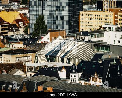 Luftaufnahme der Stadt Straßburg. Sonniger Tag. Rote Ziegeldächer. Klein, wie die Spielzeughäuser der Altstadt. Printemps Anzeigen. Stockfoto