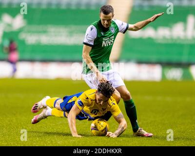 Easter Road, Edinburgh, Schottland, Großbritannien. 24. November 2020 Danny McNamara von St. Johnstone und Jamie Murphy von Hibernian während der schottischen Premiership Stockfoto