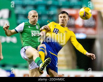 Easter Road, Edinburgh, Schottland, Großbritannien. 24. November 2020 Alex Gogic von Hibernian und Michael O'Halloran von St. Johnstone konkurrieren um den Besitz der Stockfoto