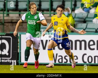 Easter Road, Edinburgh, Schottland, Großbritannien. 24. November 2020 Danny McNamara von St. Johnstone und Sean Mackie von Hibernian während der schottischen Premiership Stockfoto