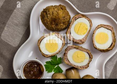 Scotch Eier auf Platte mit eingelegten Zwiebeln und genießen - Foto von oben Stockfoto